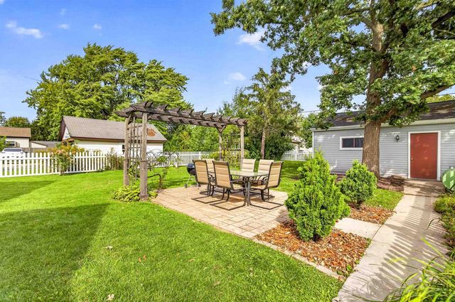 582 OAK STREET, Neenah, WI 54956