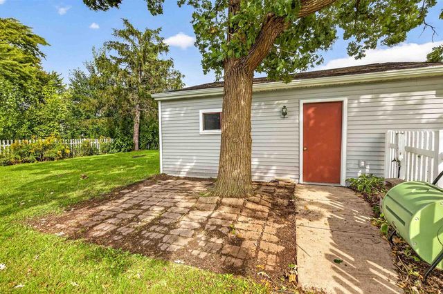 582 OAK STREET, Neenah, WI 54956