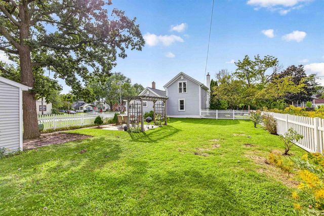 582 OAK STREET, Neenah, WI 54956