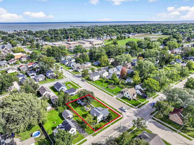582 OAK STREET, Neenah, WI 54956