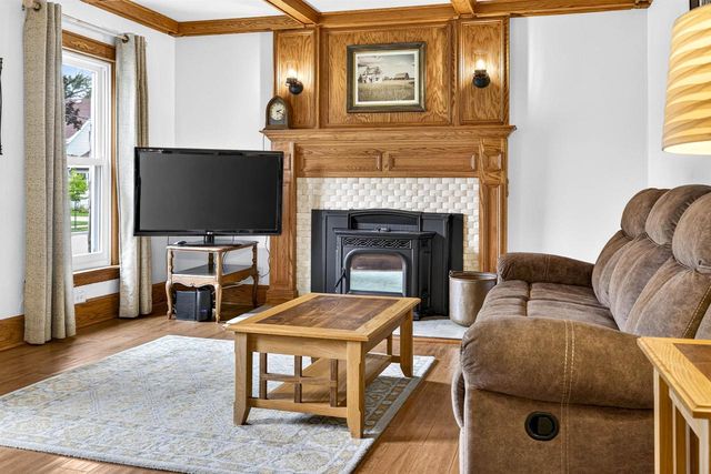 582 OAK STREET, Neenah, WI 54956