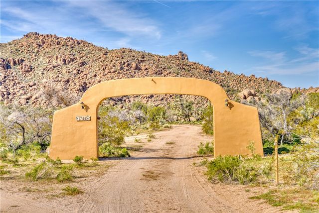 17445 S La Cienega Ranch Road, Yucca, AZ 86438