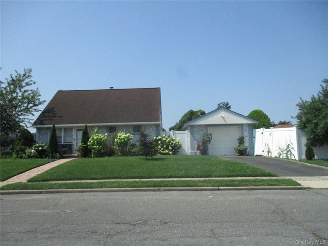 835 Washington Avenue, Westbury, NY 11590