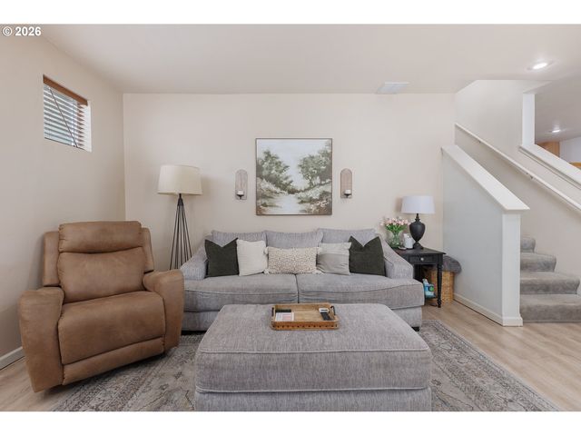 1653 RILEY Ln, Eugene, OR 97402