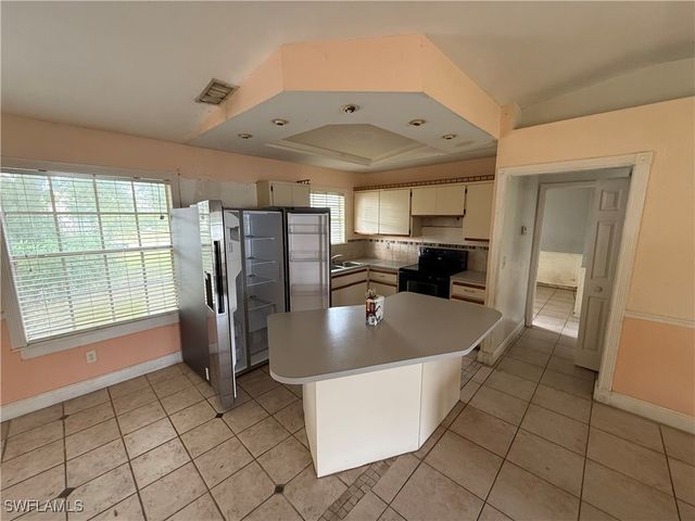 633 SW 10th PL, Cape Coral, FL 33991