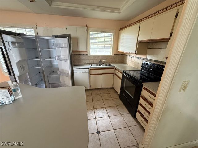 633 SW 10th PL, Cape Coral, FL 33991