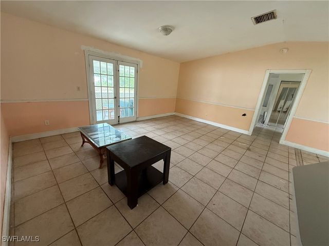 633 SW 10th PL, Cape Coral, FL 33991