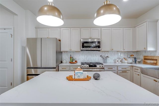 6037 Fieldstone Circle, South Lyon, MI 48178