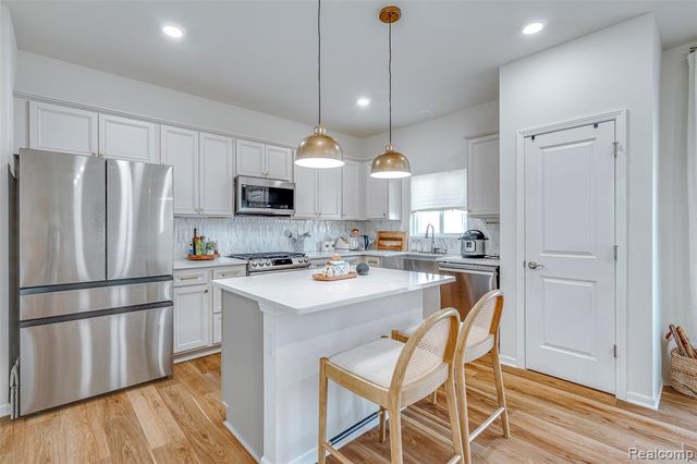 6037 Fieldstone Circle, South Lyon, MI 48178