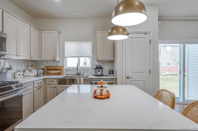 6037 Fieldstone Circle, South Lyon, MI 48178