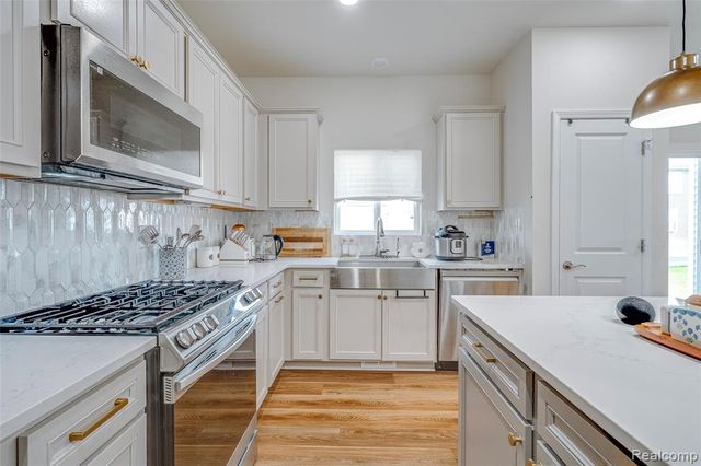 6037 Fieldstone Circle, South Lyon, MI 48178