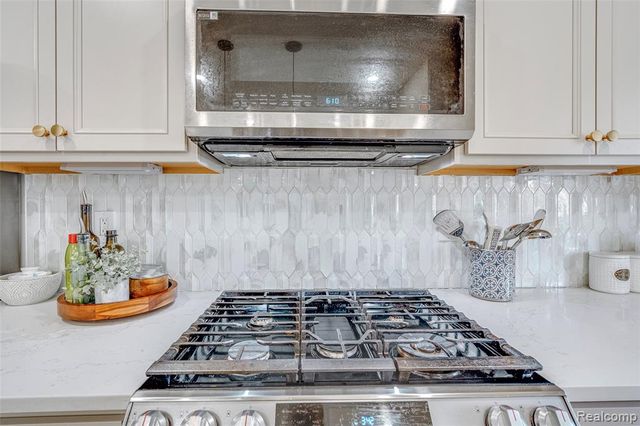 6037 Fieldstone Circle, South Lyon, MI 48178