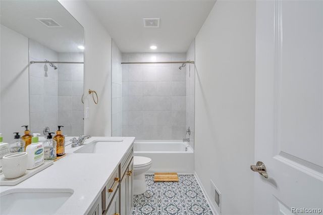 6037 Fieldstone Circle, South Lyon, MI 48178