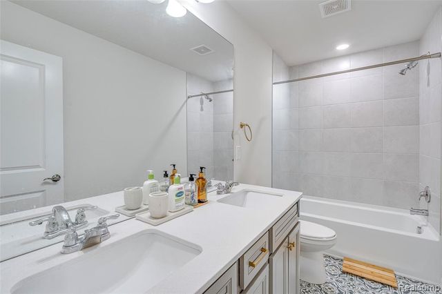 6037 Fieldstone Circle, South Lyon, MI 48178