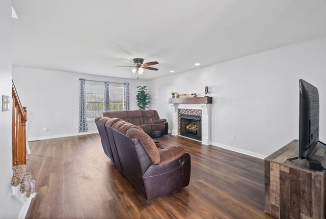 937 Commission Dr, Clarksville, TN 37042