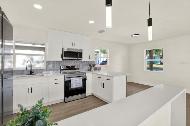 907 E RENFRO STREET, Plant City, FL 33563