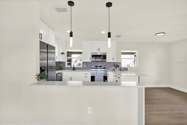907 E RENFRO STREET, Plant City, FL 33563
