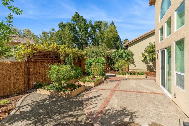 2820 Catalina Dr, Rocklin, CA 95765