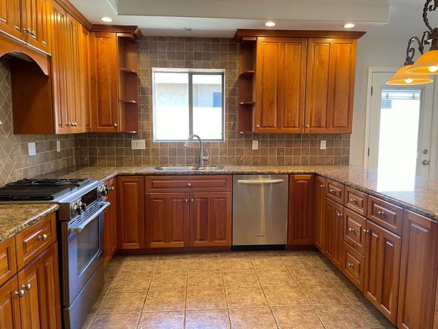 21611 N 48th Place, Phoenix, AZ 85054