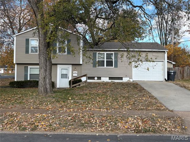 2305 Teakwood Manor Drive, Florissant, MO 63031