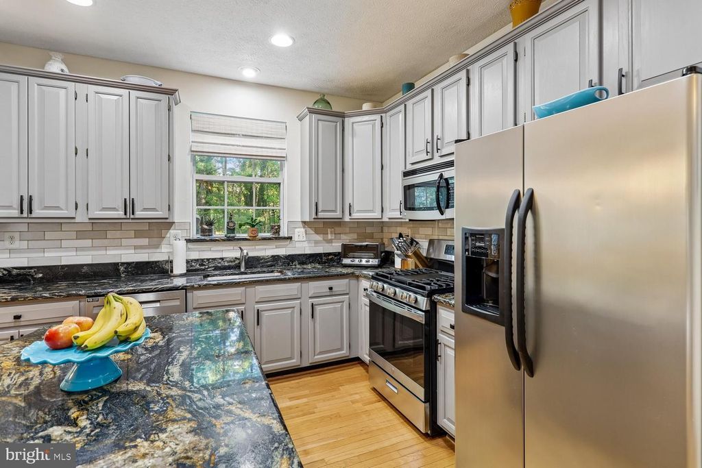 Image 2 of property listing at 16104 ARROWROOT CT, Bowie, MD 20716