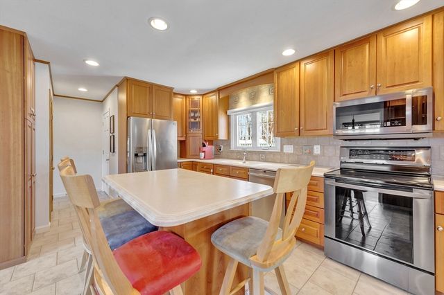 6 Blueberry Hill Road, Groveland, MA 01834