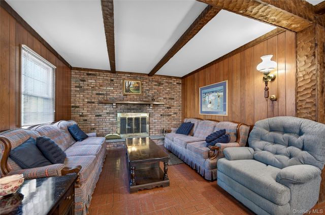 261 Wright Avenue, Carle Place, NY 11514