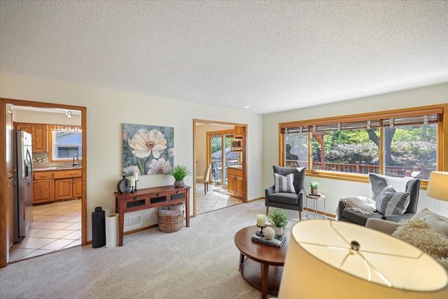 10365 Buckingham Drive, Eden Prairie, MN 55347
