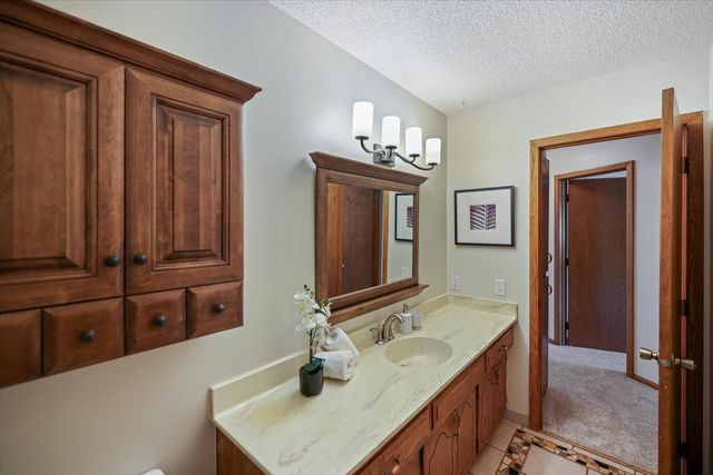 10365 Buckingham Drive, Eden Prairie, MN 55347