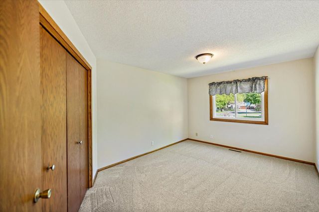 10365 Buckingham Drive, Eden Prairie, MN 55347