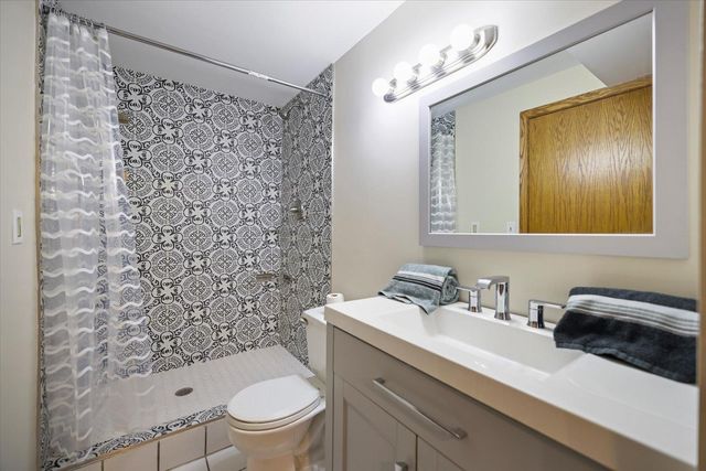 10365 Buckingham Drive, Eden Prairie, MN 55347