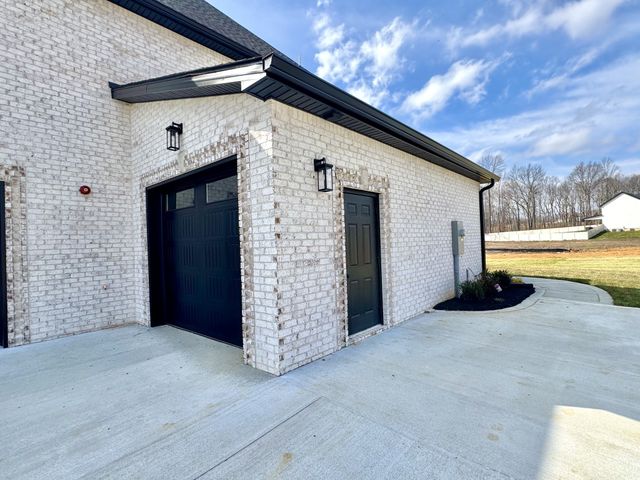 370 Young Ln, Pleasant View, TN 37146