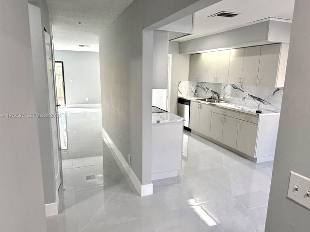 2700 N 34th Ave I, Hollywood, FL 33021