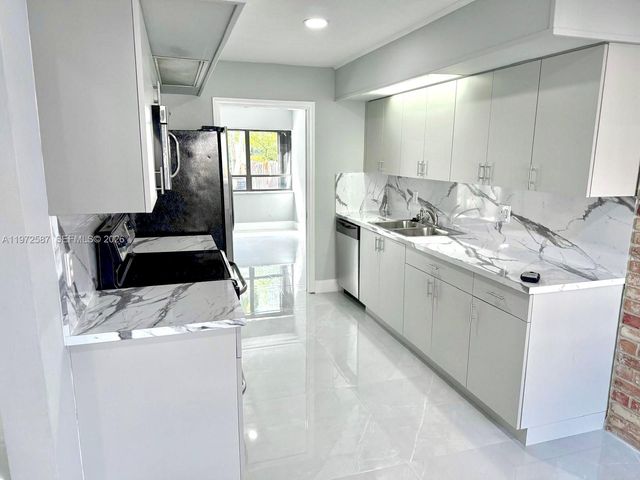 2700 N 34th Ave I, Hollywood, FL 33021