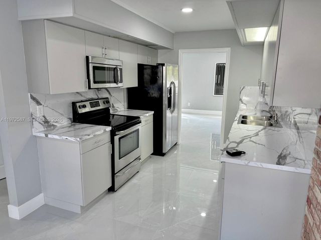 2700 N 34th Ave I, Hollywood, FL 33021