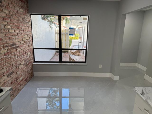 2700 N 34th Ave I, Hollywood, FL 33021