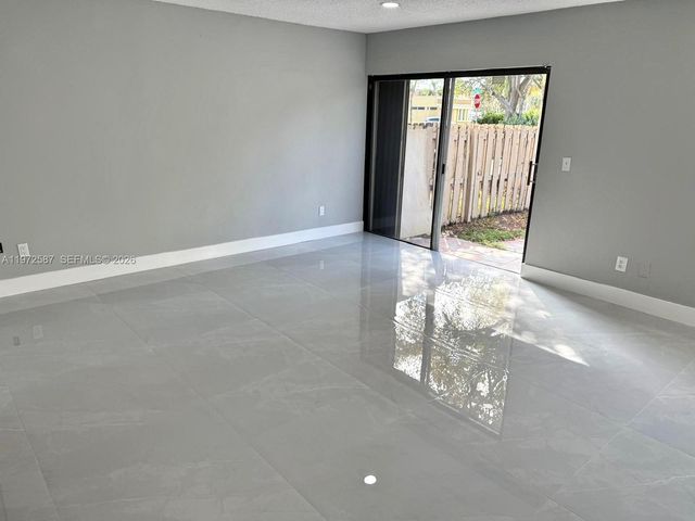 2700 N 34th Ave I, Hollywood, FL 33021