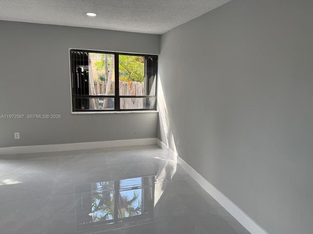 2700 N 34th Ave I, Hollywood, FL 33021