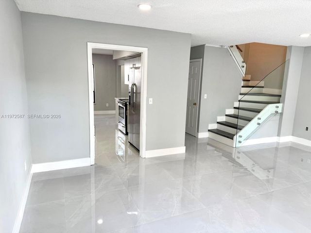 2700 N 34th Ave I, Hollywood, FL 33021