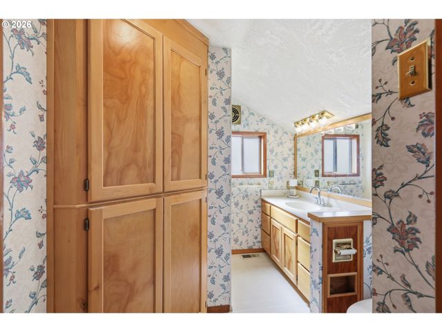 2915 GAME FARM Rd, Springfield, OR 97477