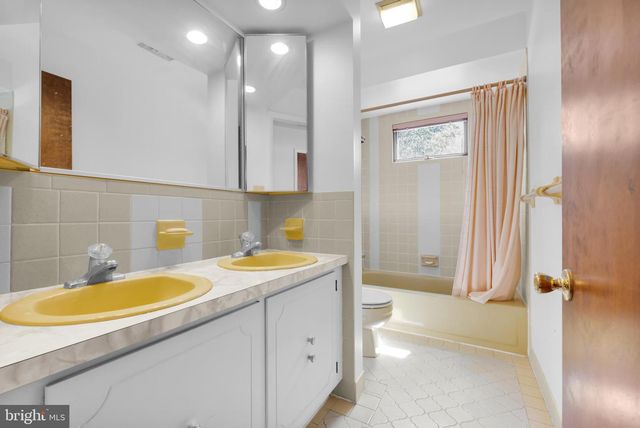 3908 SHORT HILL DR, Allentown, PA 18104