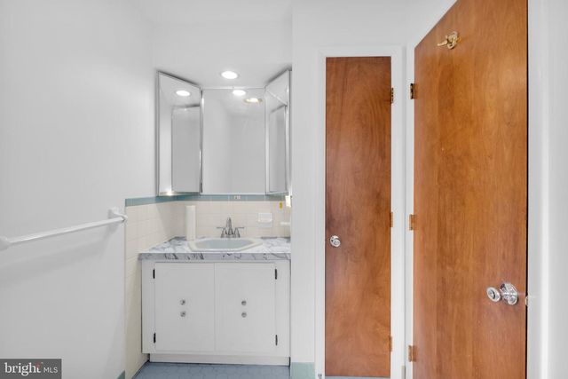 3908 SHORT HILL DR, Allentown, PA 18104