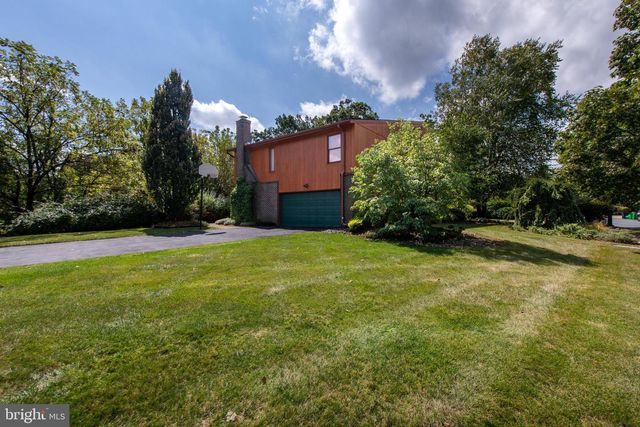 3908 SHORT HILL DR, Allentown, PA 18104