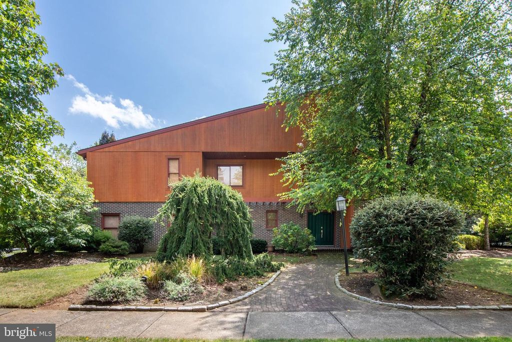 3908 SHORT HILL DR, Allentown, PA 18104