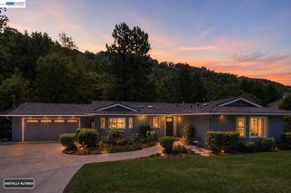 25477 Palomares Rd, Castro Valley, CA 94552