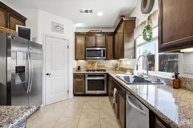 6417 Sultry Rose Court, Bakersfield, CA 93308