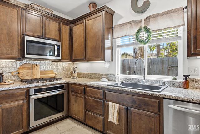 6417 Sultry Rose Court, Bakersfield, CA 93308