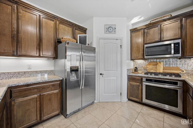 6417 Sultry Rose Court, Bakersfield, CA 93308