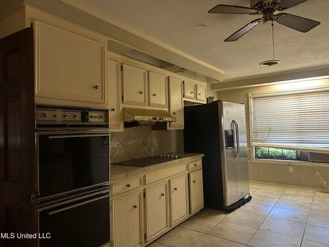 25 Oak Creek Place, Jackson, MS 39211