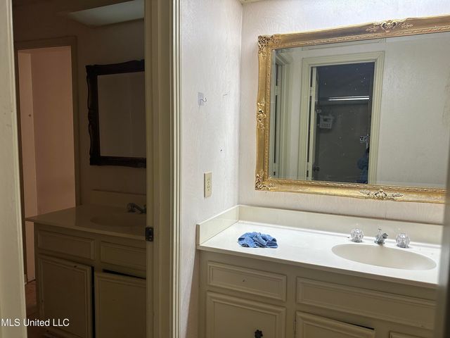 25 Oak Creek Place, Jackson, MS 39211